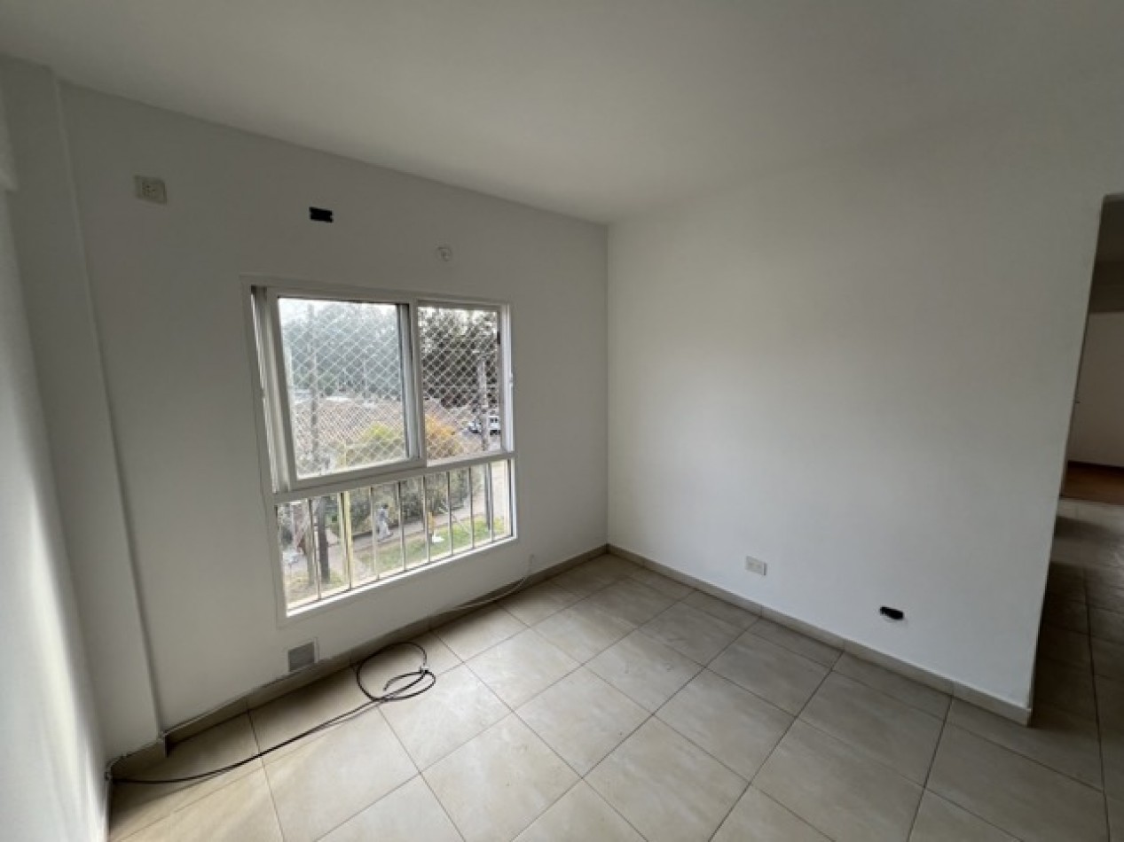 Departamento 4 ambientes al frente en Oportunidad c/ accesos directos 