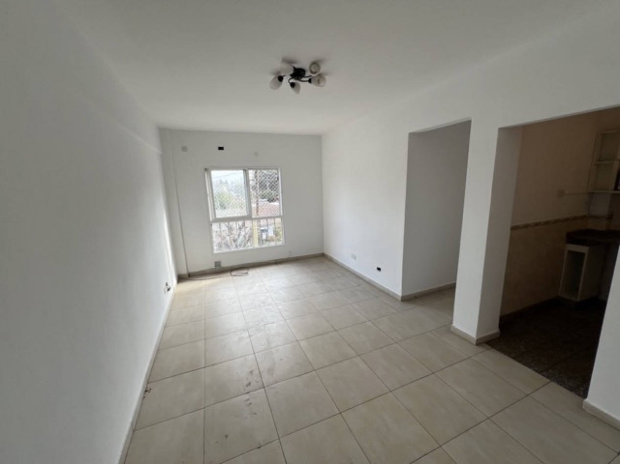 Departamento 4 ambientes al frente en Oportunidad c/ accesos directos 