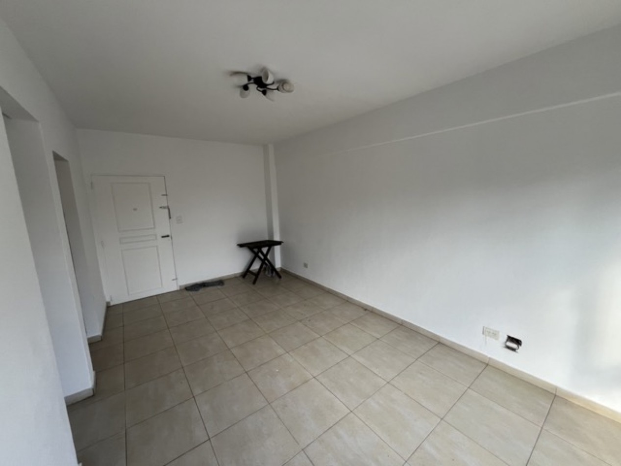 Departamento 4 ambientes al frente en Oportunidad c/ accesos directos 