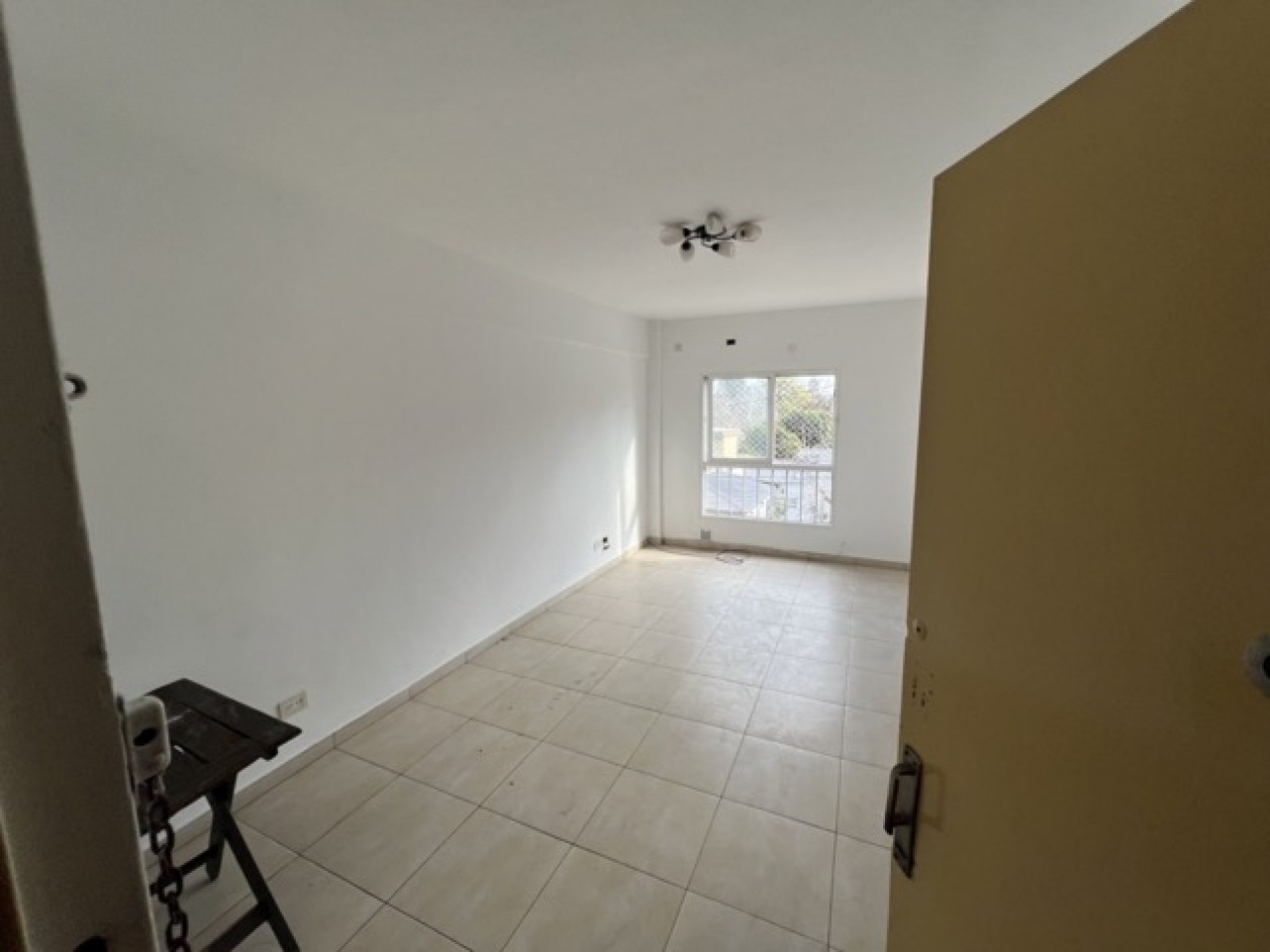 Departamento 4 ambientes al frente en Oportunidad c/ accesos directos 