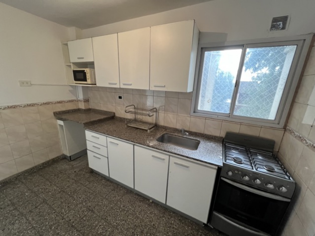Departamento 4 ambientes al frente en Oportunidad c/ accesos directos 