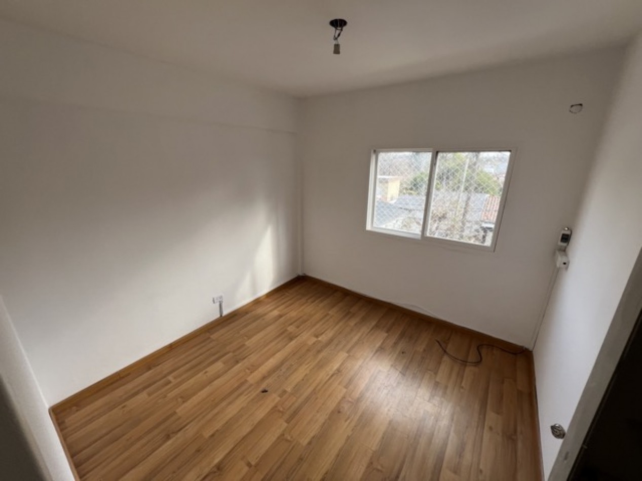 Departamento 4 ambientes al frente en Oportunidad c/ accesos directos 