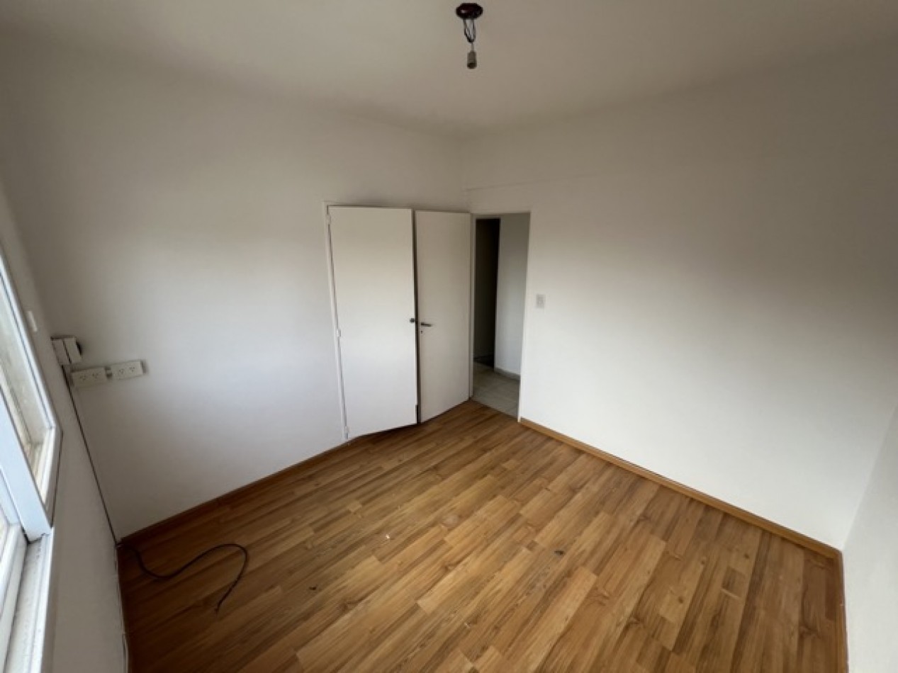 Departamento 4 ambientes al frente en Oportunidad c/ accesos directos 