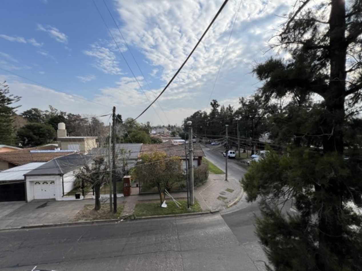 Departamento 4 ambientes al frente en Oportunidad c/ accesos directos 