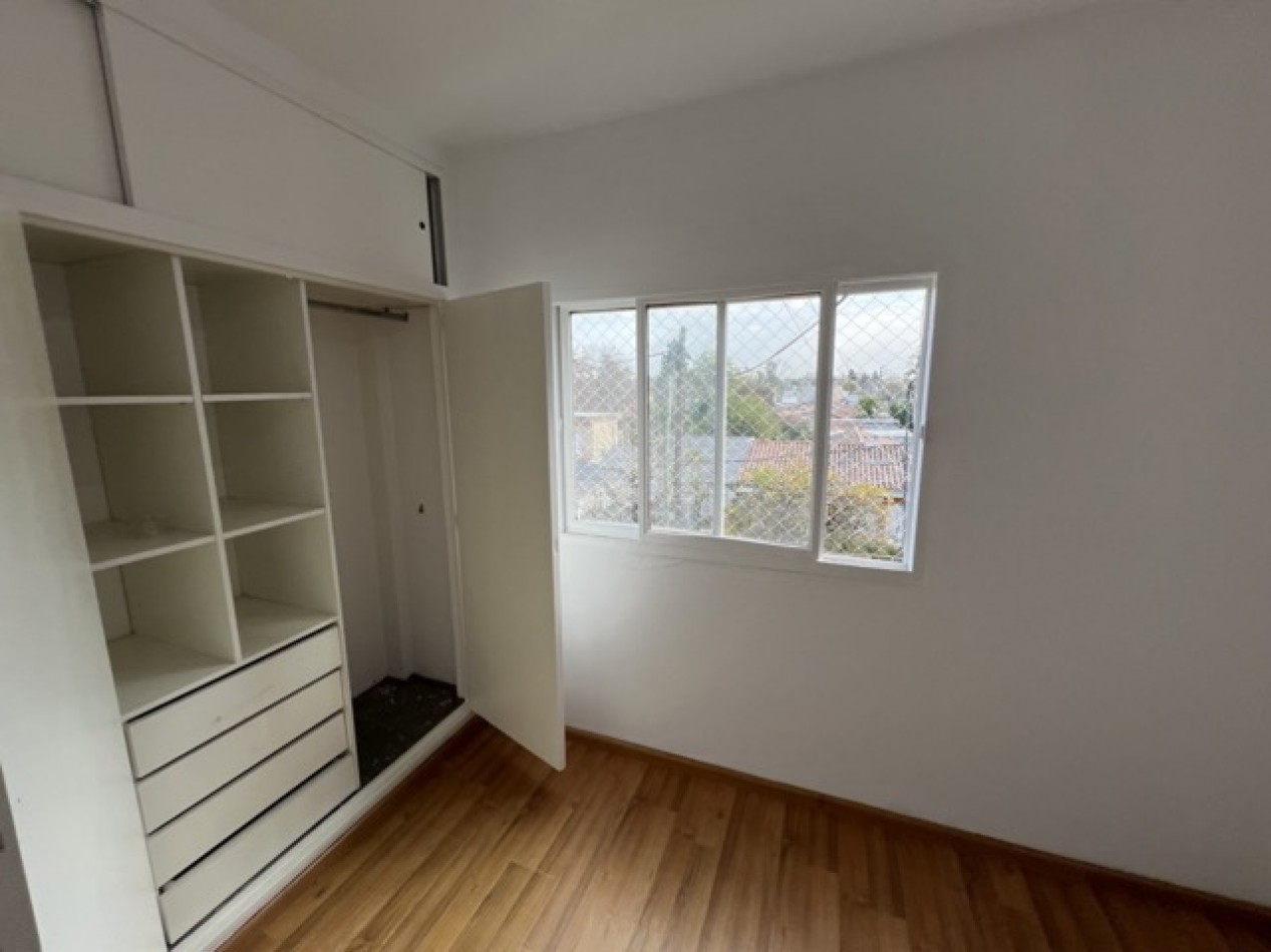 Departamento 4 ambientes al frente en Oportunidad c/ accesos directos 