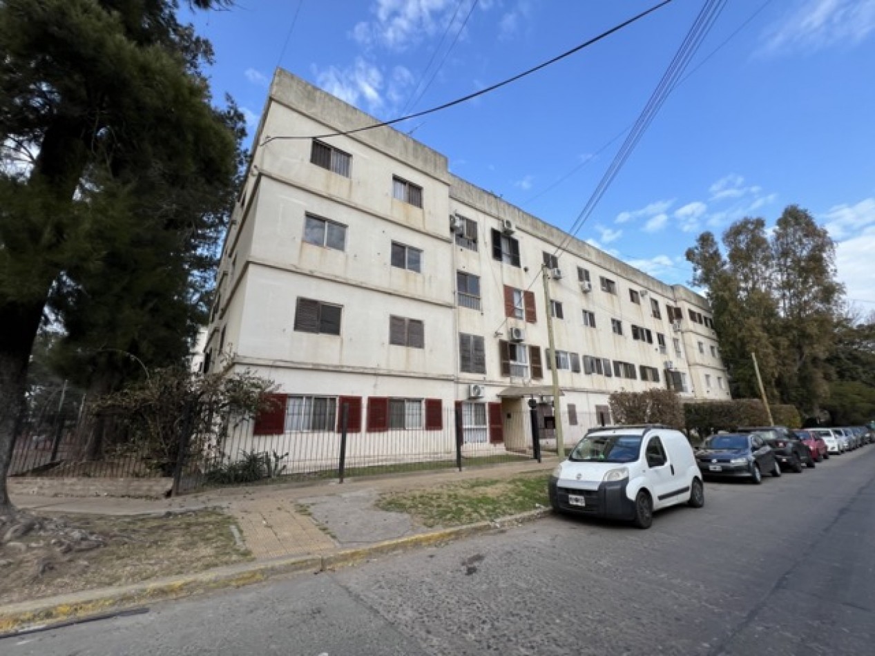 Departamento 4 ambientes al frente en Oportunidad c/ accesos directos 