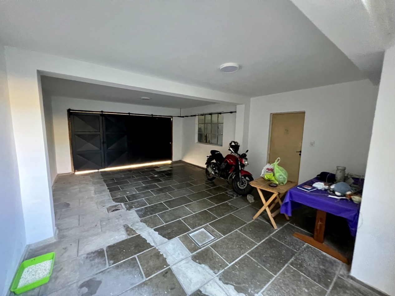 Casa imperdible en esquina | Depto, garaje y taller independientes
