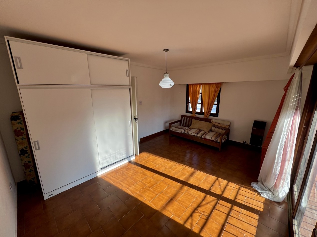 Casa imperdible en esquina | Depto, garaje y taller independientes