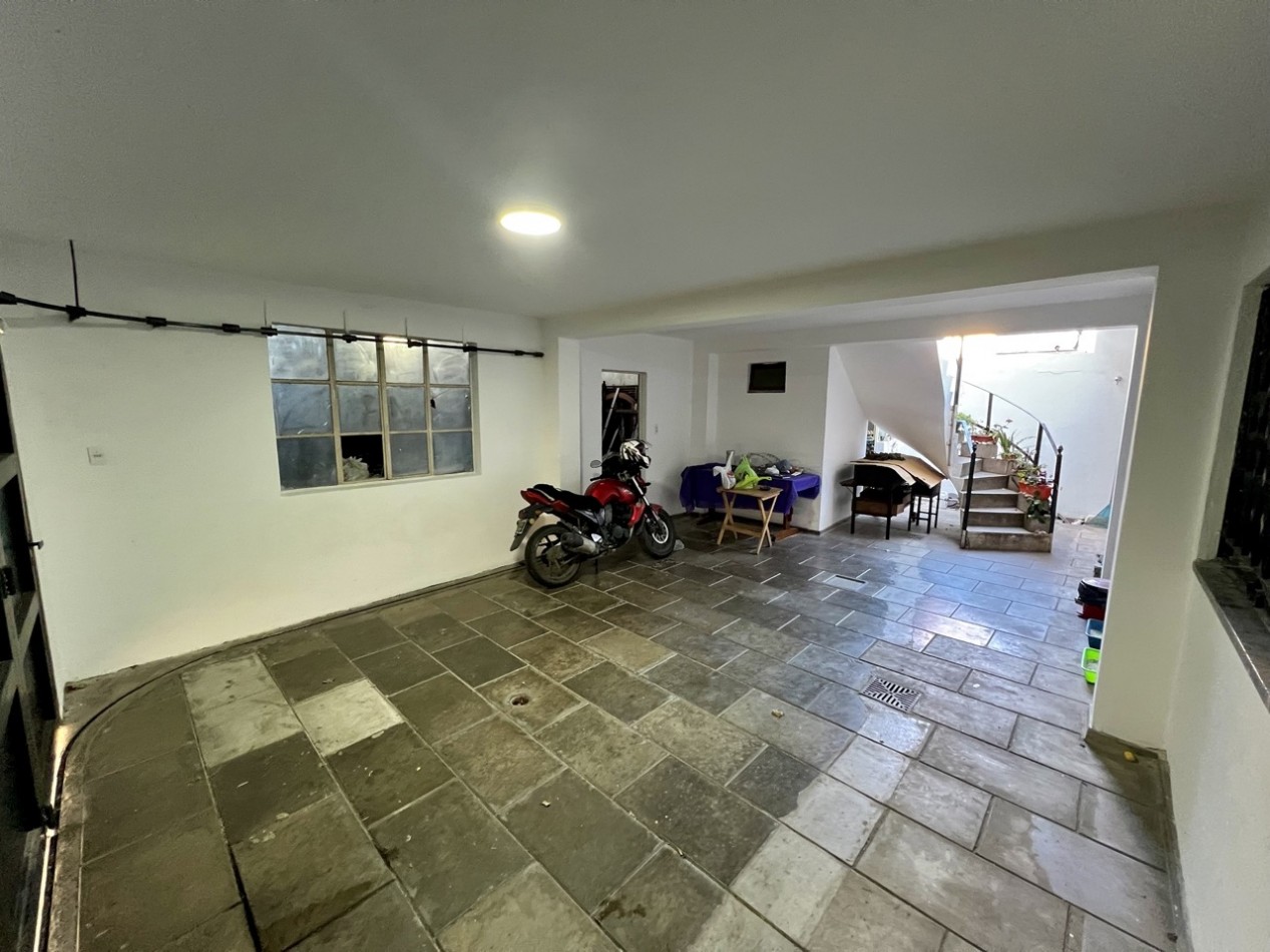 Casa imperdible en esquina | Depto, garaje y taller independientes