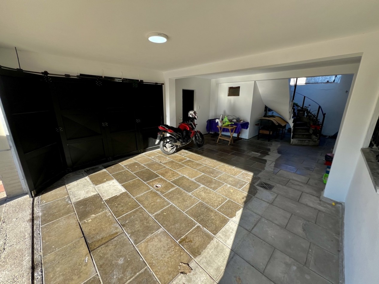 Casa imperdible en esquina | Depto, garaje y taller independientes