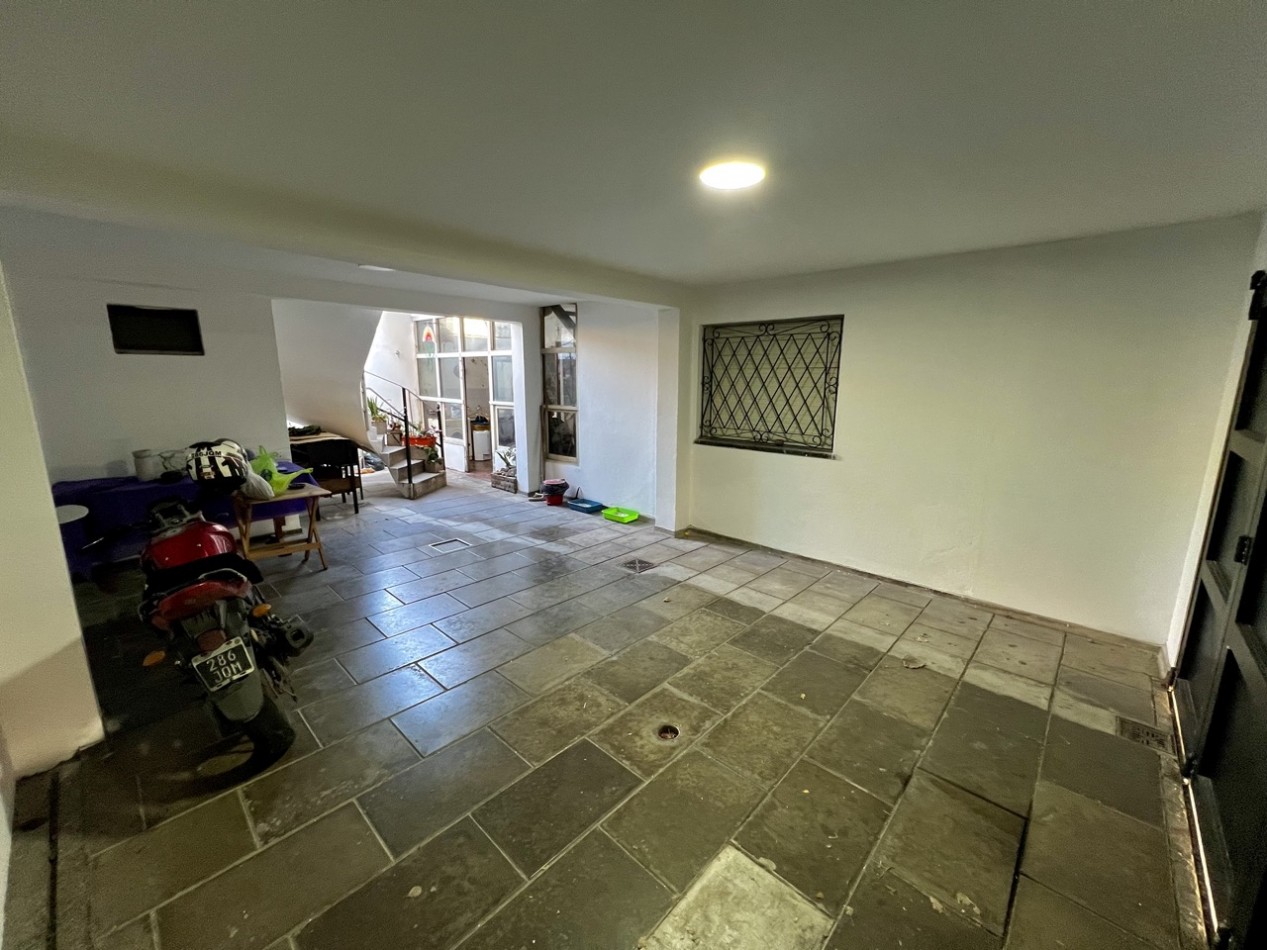 Casa imperdible en esquina | Depto, garaje y taller independientes