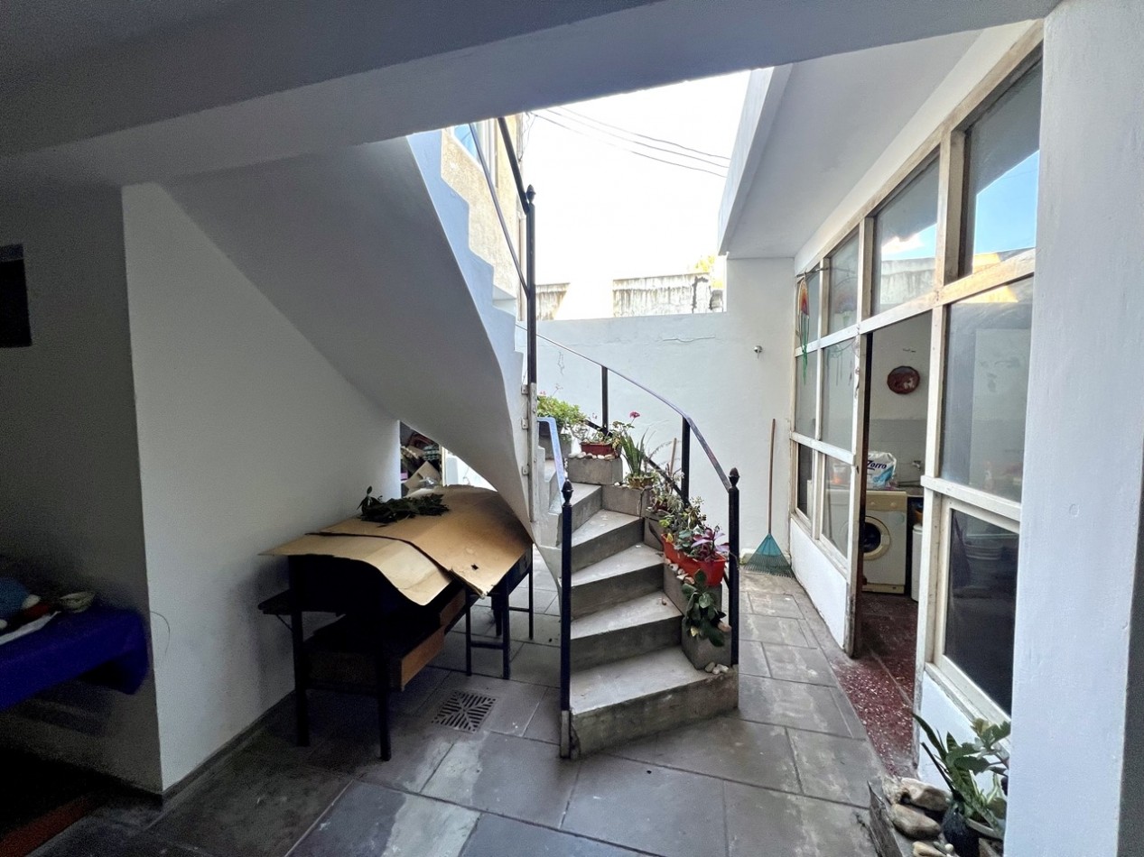 Casa imperdible en esquina | Depto, garaje y taller independientes