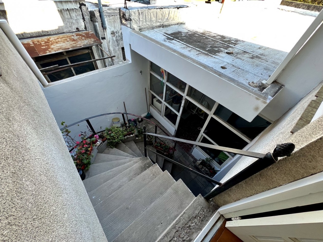 Casa imperdible en esquina | Depto, garaje y taller independientes