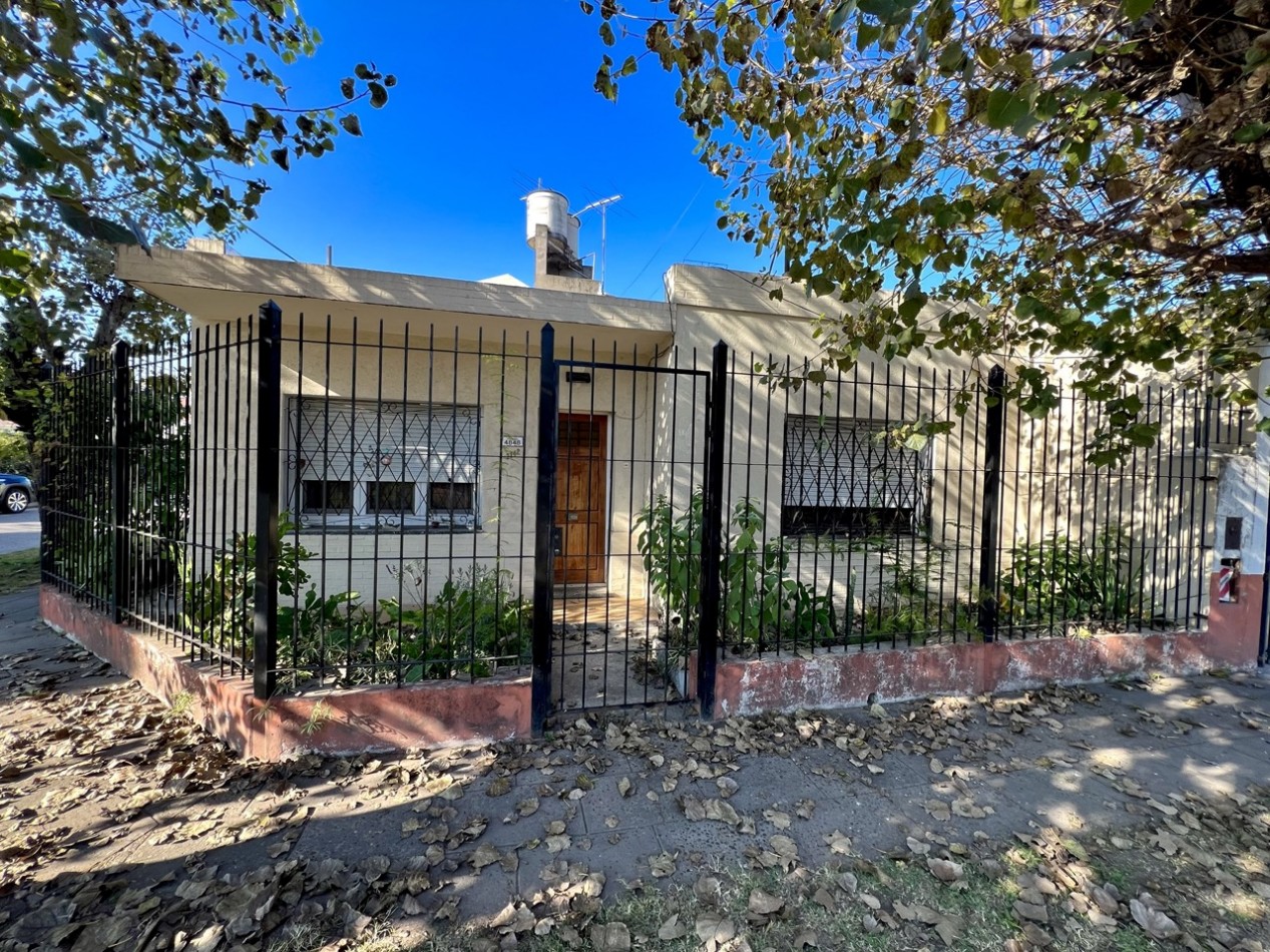 Casa imperdible en esquina | Depto, garaje y taller independientes
