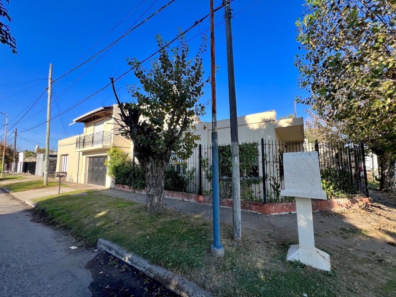 Casa imperdible en esquina | Depto, garaje y taller independientes