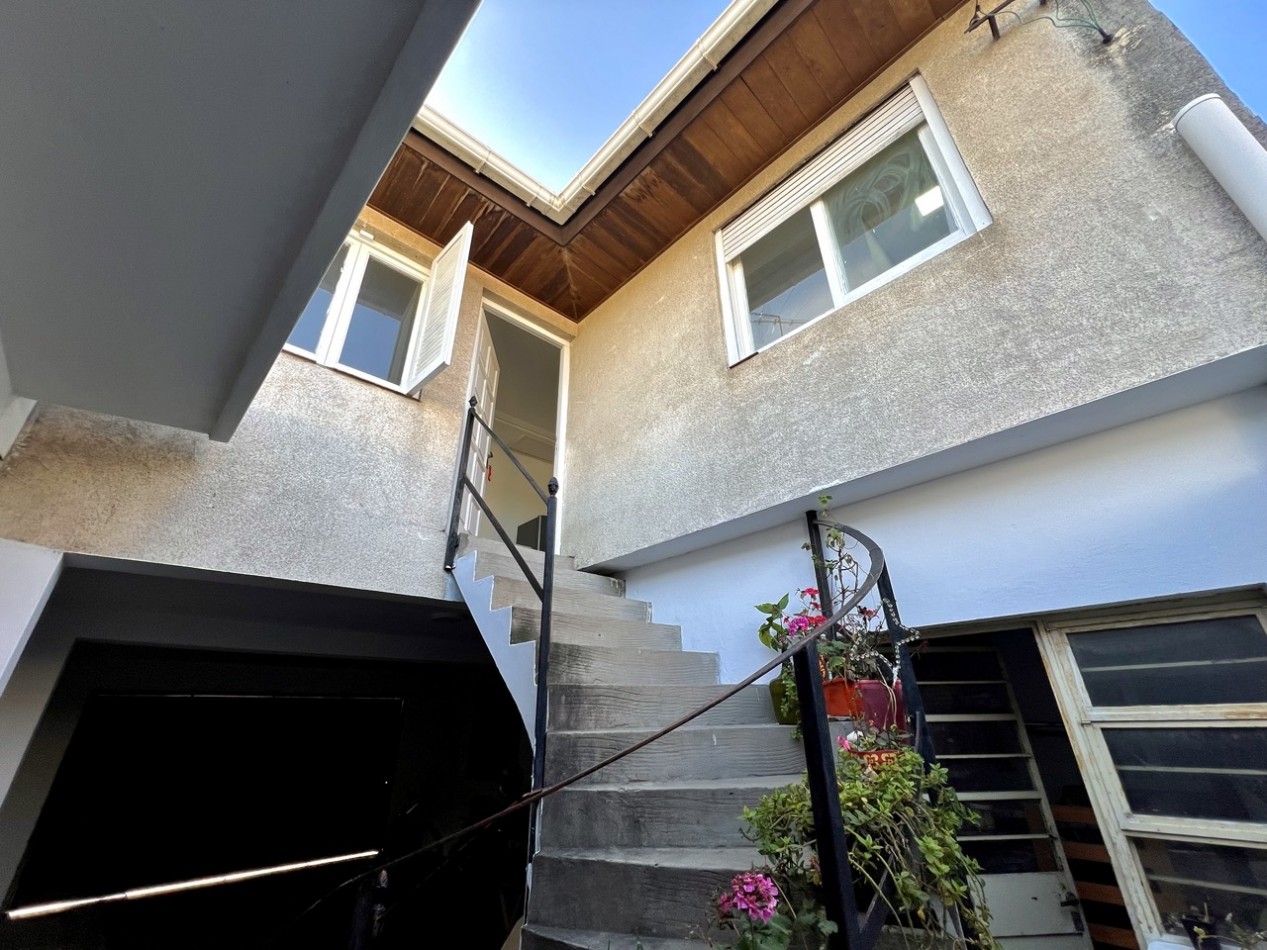 Casa imperdible en esquina | Depto, garaje y taller independientes