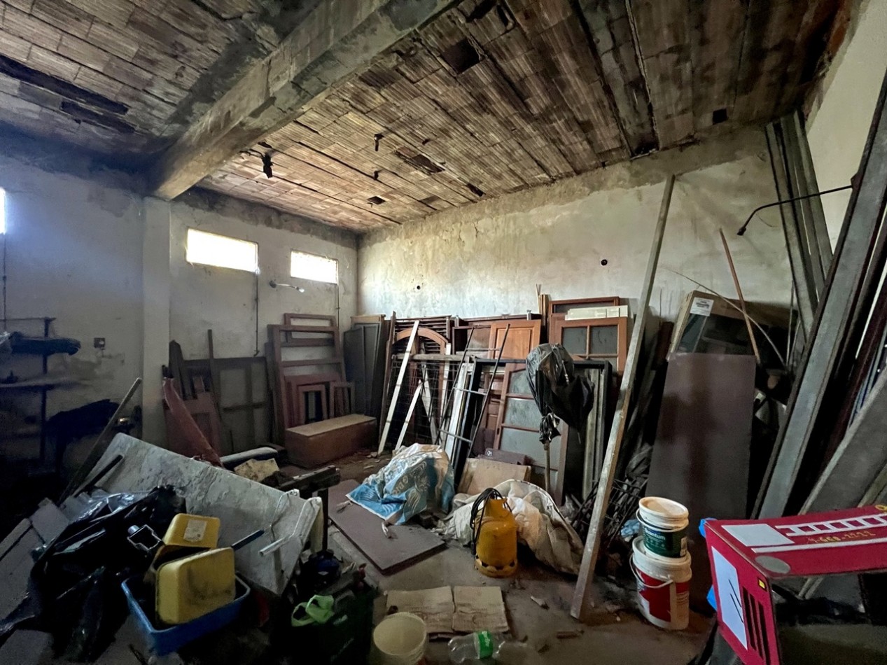 Casa imperdible en esquina | Depto, garaje y taller independientes
