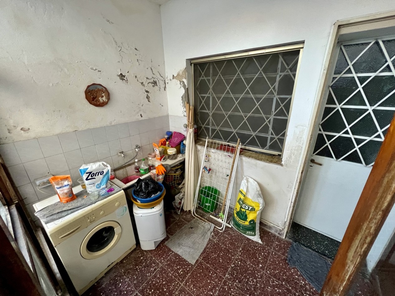 Casa imperdible en esquina | Depto, garaje y taller independientes