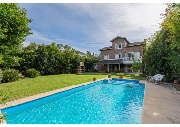 Excelente Casa 5 Ambientes + Playroom c/ Dependencia de Servicio - Piscina - Parrilla - Galeria - A/C 
