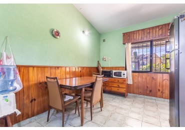 Excelente Casa con Terreno Propio C/ Piscina - Parrilla - Lavadero - Calefaccion - Gran Potencial