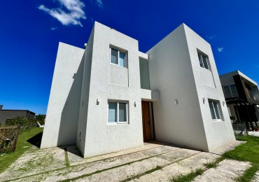 CASA 5 AMBIENTES c/ PISCINA - PARRILLA - GALERIA - CALEFACCION